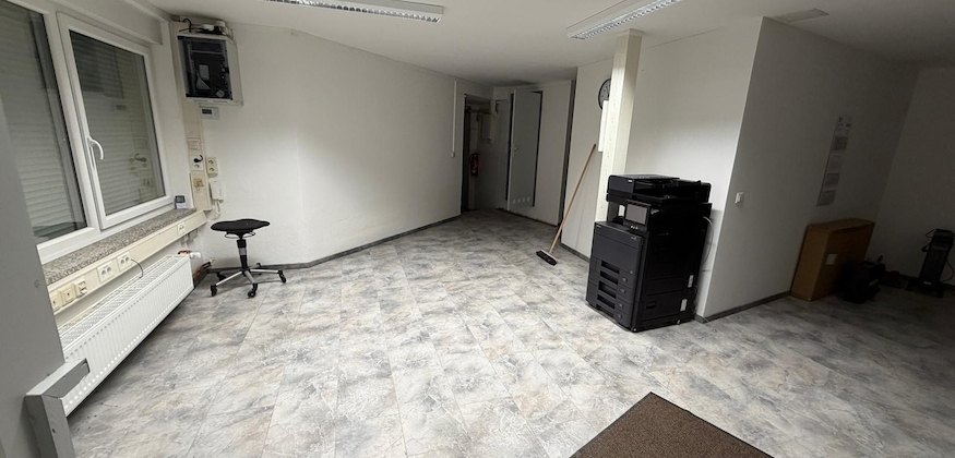 Vielseitig nutzbares Büro mit Lagerflächen
